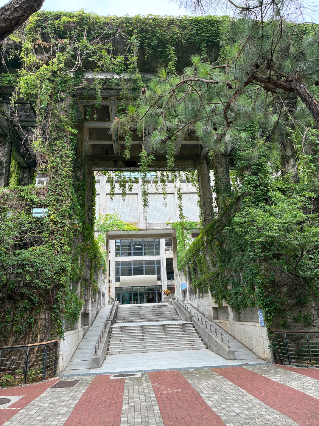 Picture of the main entrance of the Physics Building